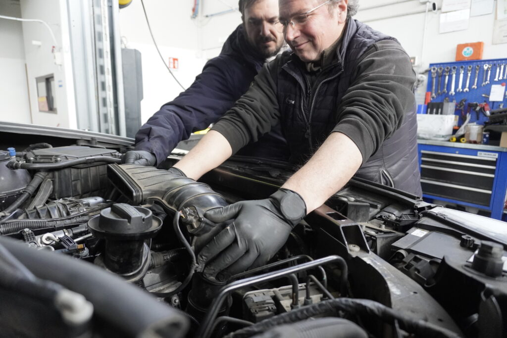 Riparazioni auto, revisione, sostituzione motore, cambio, frizione, cambio filtro e olio, freni